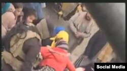 تصویری که گفته میشود طالبان در کابل زنان بی حجاب را بازداشت می کنند