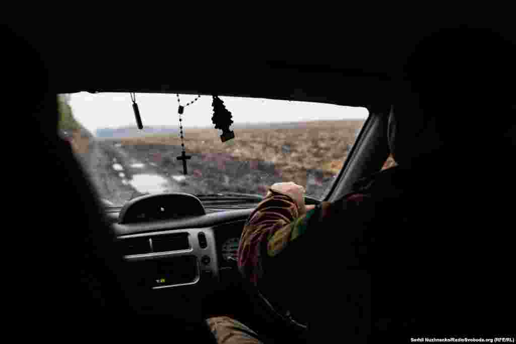 Їдемо до 10-ї окремої гірсько-штурмової бригади &laquo;Едельвейс&raquo;.&nbsp;На Донеччині почались осінні дощі, йдуть вони тут по декілька діб, утворюючи непролазне болото з глини та чорнозему, доїхати до місця можна лише позашляховиком, потім ще декілька кілометрів треба пройти пішки