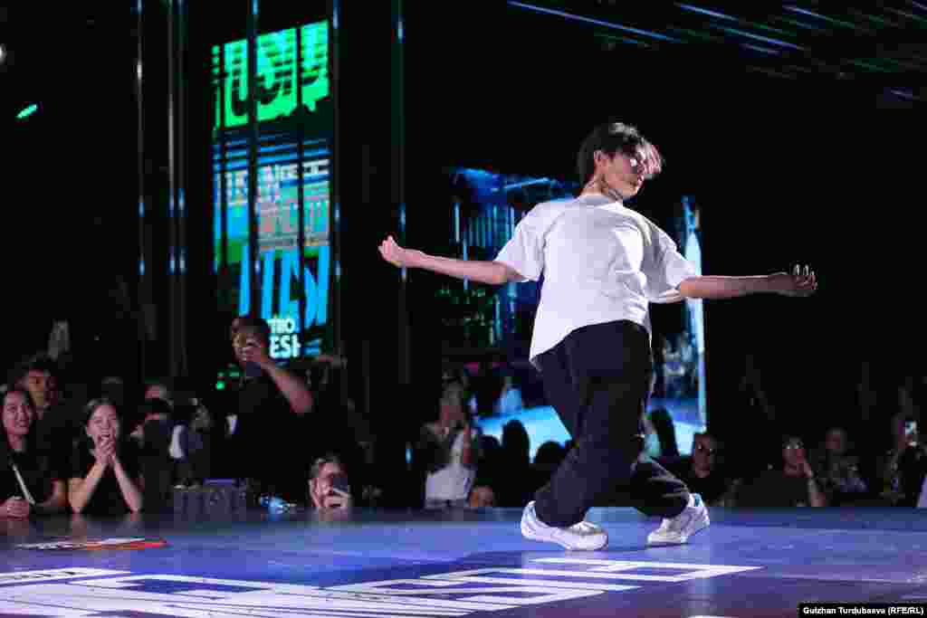 Кыргызстандык бийчилер, эгиз бир туугандар Ома жана Ема жубу Freestyleдан Парижде өтө турган Дүйнө чемпионатына жолдомо алышты. (Сүрөттө Ома)