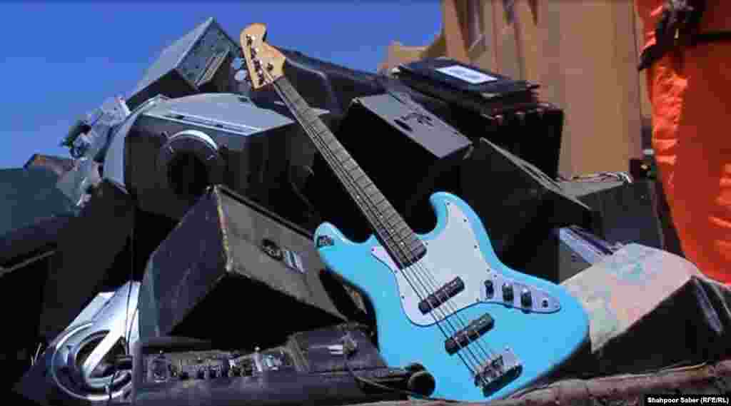 Ýurtda rugsat berilýän ýeke-täk aýdym-saz işjeňliginiň käbir görnüşdäki dini aýdymlardan we &ldquo;Talyban&rdquo; aýdymlaryndan ybaratdygy sebäpli, şu aýda Hyrat welaýatynda düşürilen şu suratda hem görnüşi ýaly, saz gurallary yzygiderli konfiskasiýa edilýär we ýakylýar.