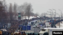 Люди идут от храма к кладбищу. 1 марта 2024 года