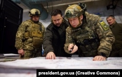 Президент України Володимир Зеленський (посередині) у передовому командному пункті оборонців Купʼянська на Харківщині, 30 листопада 2023 року. Поруч із ним генерал Олександр Сирський, керівник Офісу президента Андрій Єрмак та міністр оборони Рустем Умєров