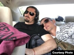 Під час дороги до могил загиблих побратимів «Живчик» заснув на плечі у побратима Віталія Зварича після довгої дороги пішки, яка їм нагадувала дорогу, коли вони виходили з ДАПу.