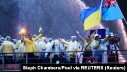 Українські спортсмени під час церемонії відкриття Олімпійських ігор у Парижі, 26 липня 2024 року