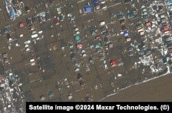 Orenburg aeroportynyň golaýynda suw astynda galan jaýlar