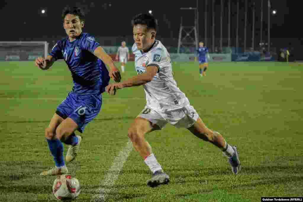 Бул беттеш 2026-жылы өтө турган дүйнө чемпионатынын тандоо оюндарынын алкагында болду. Буга чейин бул командалар 21-мартта Кытай Тайбэйинин Гаосюн шаарынын Наньцзы стадионунда беттешип, Кыргызстандын курама командасы&nbsp;2:0 эсебинде&nbsp;жеңишке жеткен.