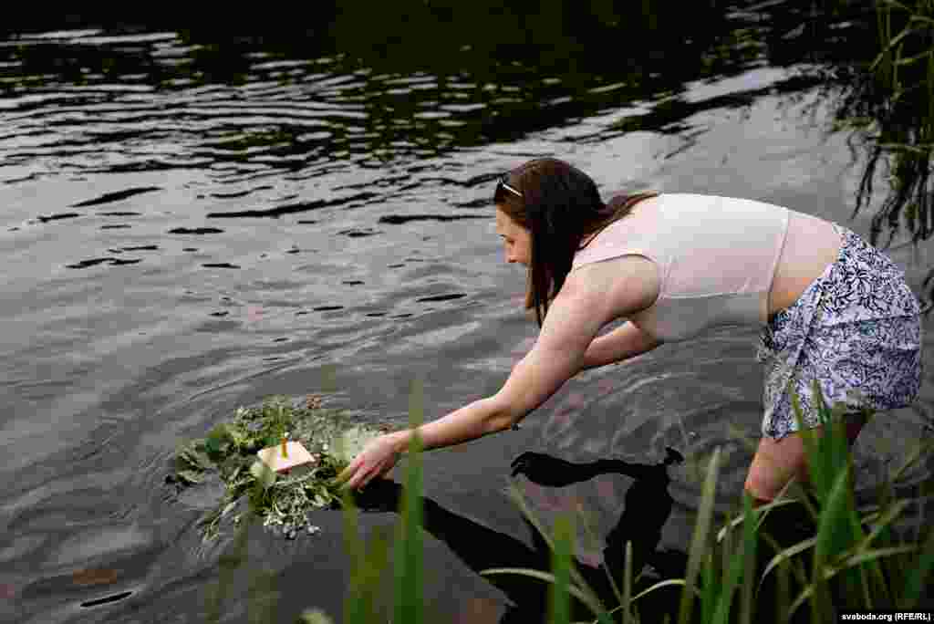 По традиции, девушки пытаются угадать будущее своих романтических отношений по тому, как плывут их венки, спущенные на воду