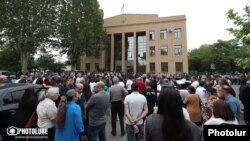 Քաղաքացիները՝ Շենգավիթի դատարանի բակում, 19-ը մայիսի, 2023թ․