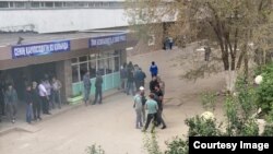 Протестующие горняки перед зданием шахты в городе Сатпаеве. 14 августа 2023 года