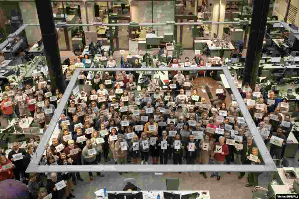 Сотрудники РСЕ/РС вели кампанию за освобождение своей коллеги Алсу Курмашевой из российской тюрьмы в 2023 году. Флэшмоб #FreeAlsu в нынешней штаб-квартире в Праге.Спустя 75 лет с момента своего основания, РСЕ/РС в настоящее время противостоит усилиям администрации президента США Дональда Трампа по закрытию организации.