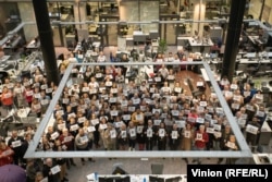 Kärdeşleri Alsunyň azatlyga goýberilmegini talap edýärler.