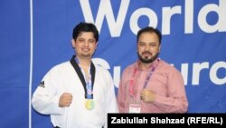 ذبیح الله شهزاد ( چپ) توانست مدال طلا را در بخش شکستن اجسام سخت در رقابت های تکواندوی کوریای جنوبی بدست بیاورد