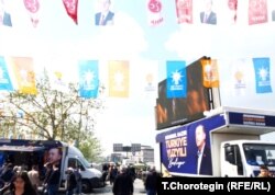 Түркиядагы президенттик шайлоо өнөктүгүндөгү жарнактардан. Эминөнү аянты, Мысыр базарынын маңдайы. Фатих, Стамбул, Түркия. 01.5.2023.