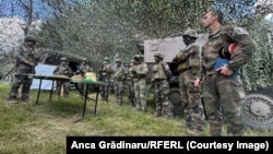 În imagine, militari din Grupul de Luptă NATO, de la Centrul de Instruire pentru Luptă al Forţelor Terestre, de la Cincu, al Armatei Române.