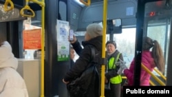 Бишкектеги автобуста. Иллюстрациялык сүрөт.