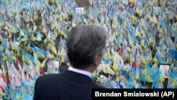 Держсекретар США Ентоні Блінкен вклонився народному меморіалу загиблим українським воїнам на Майдані незалежності у Києві. Україна, 14 травня 2024 року