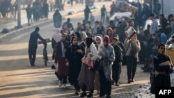 جمعیت بزرگی از باشنده های غزه مناطق و خانه های خود را در نتیجه آغاز مجدد بمباران هوایی ترک کرده اند 