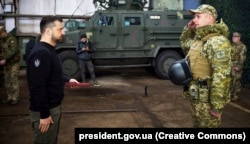 Президент Украины Владимир Зеленский во время вручения наград украинским военным. Запорожская область, 27 марта 2023 года