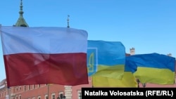 Польський і українські прапори у центрі Варшаві