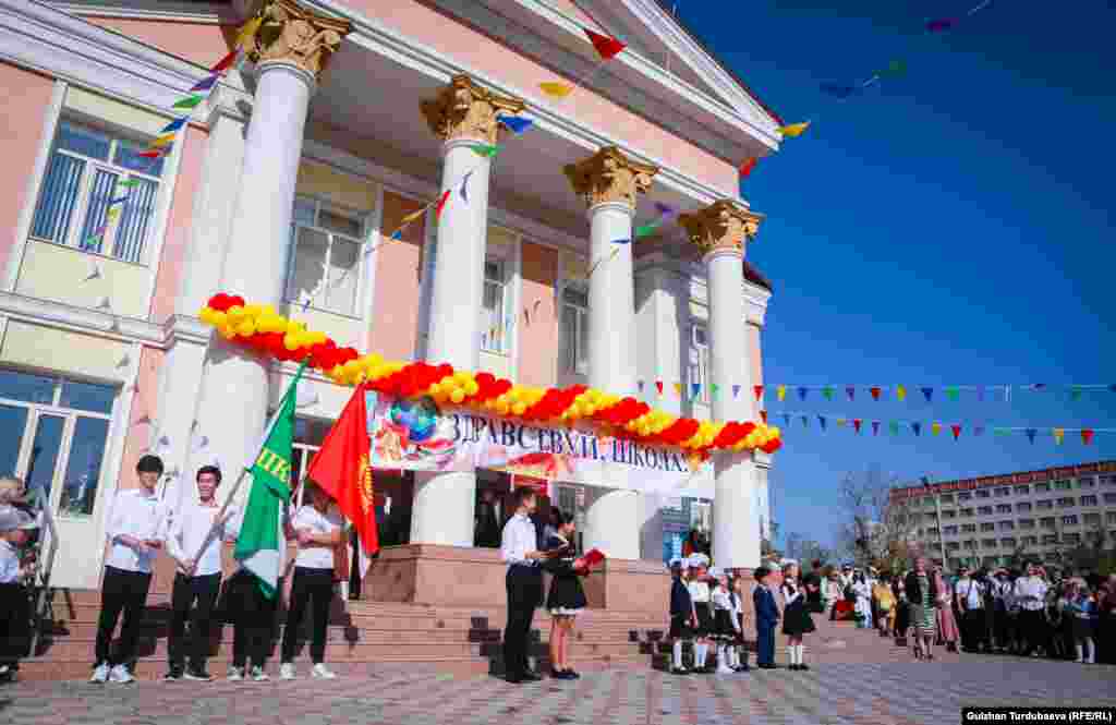 1-сентябрга карата Кыргызстанда жаңы курулган 42 мектеп, төрт спорт зал колдонууга берилди. Кыргызстанда 246 мектеп авариялык абалда турганын быйыл 26-июнда Жогорку Кеңештин Эл аралык иштер, коргоо, коопсуздук жана миграция боюнча комитетинин жыйынында депутаттарга маалымат берип жатып, өзгөчө кырдаалдар министринин биринчи орун басары Азамат Мамбетов билдирген.