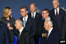 Прем'єрка Італії Джорджія Мелоні, генсек НАТО Єнс Столтенберг, прем'єр Північної Македонії Хрістіян Міцкоскі, канцлер Німеччини Олаф Шольц, президент Латвії Едгарс Рінкевичс, президент США Джо Байден і прем'єр-міністр Норвегії Йонас Гар Сторе на 75-й річниці НАТО, 9 липня 2024