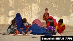 یک خانواده مهاجر افغان که از پاکستان اخراج شده است