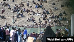 مهاجران افغان که از پاکستان به طور اجباری به افغانستان برگشتانده شده اند در منطقه سرحدی تورخم. عکس از آرشیف