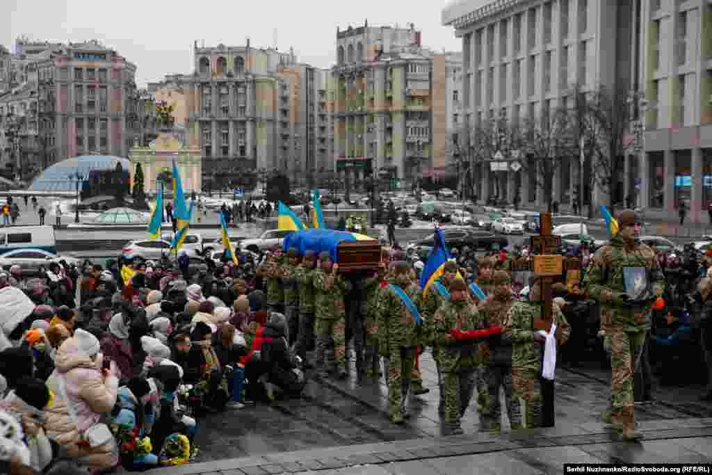 7 січня&nbsp;стало відомо&nbsp;про загибель поета, автора хітів &laquo;Жовтий скотч&raquo; та &laquo;Панівна висота&raquo;, військовослужбовця і ветерана АТО&nbsp;Максима Кривцова&nbsp;із позивним&nbsp;&laquo;Далі&raquo;