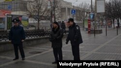 Правоохоронці заблокували прохід до Ради міністрів АРК на пр.Кірова, Сімферополь, 27 лютого 2014 р.