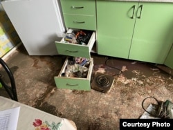 Вода из дома жительницы села им. Алтынсанрина Замзагуль Сейеубаевой уже ушла, попортив имущество и вещи. 14 апреля 2024 года