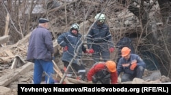 Рятівники та комунальники усувають наслідки ракетного обстрілу РФ у приватному секторі Запоріжжя, 22 березня 2024 року