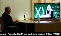 Володимир Путін дистанційно бере участь у Всесвітньому російському народному соборі, слухаючи виступ патріарха РПЦ Кирила (Володимира Гундяєва). Сочі, 28 листопада 2023 року