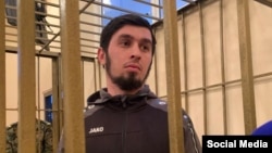 Мансур Мовлаев в зале суда в Кыргызстане, где его обвиняли в незаконном пересечении границы