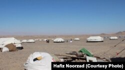شماری از مهاجران افغان که اخیراً از پاکستان اخراج گردیده و در یک کمپ در ولایت فراه جابجا شده اند