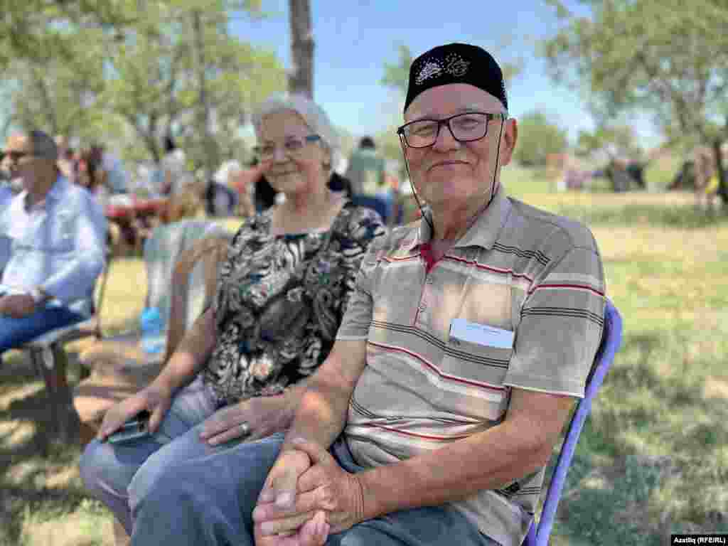 Мәҗит Сүзәр хатыны белән Измир шәһәрендә яши, әмма форсат чыккан саен туган авылына кайта. Бәләкәй чакта әти-әнием татарча сөйләшсә, ояла идем, хәзер ярый татарча өйрәнеп калганмын дип куанам, ди. Балаларыма, оныкларыма татарча өйрәтәм дип сөйләде.