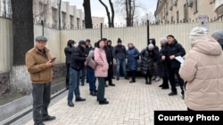 Дольщики «КЖ Групп» перед зданием ГКНБ. 