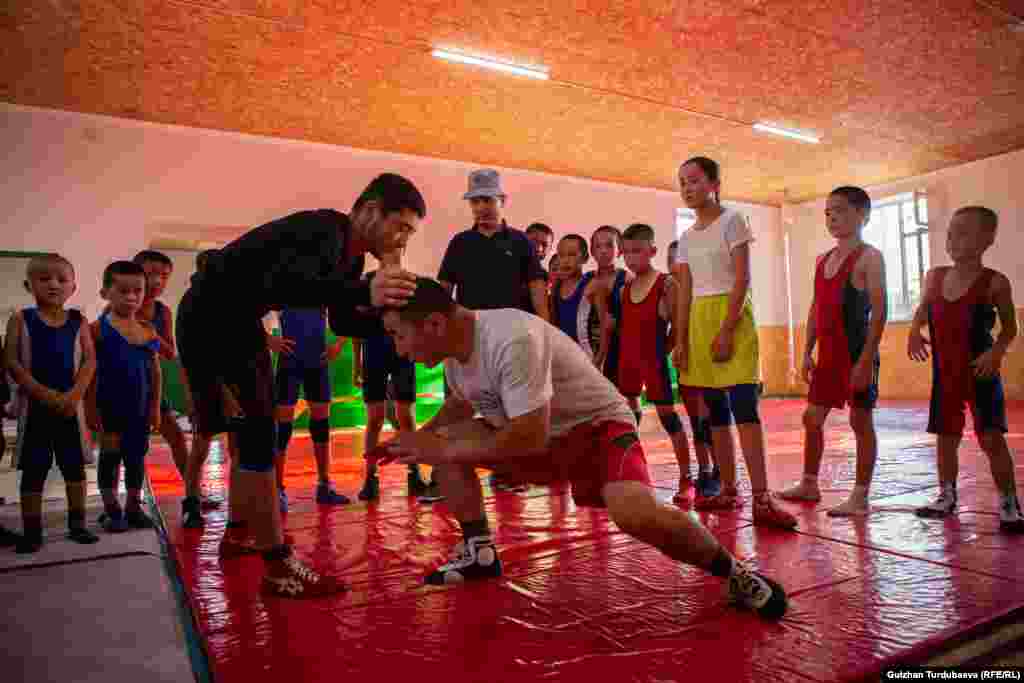 &ldquo;Балдар сергек жашоо образын тандап, спорт залымда күрөш менен алектенип убакыт өткөрүп жатканы мени кубандырат. Бул балдардын ичинен кимдир бирөө спорт жолун тандап алып, медалга ээ болсо, төбөм көккө жетип бактылуу болом&rdquo;, - деди&nbsp; машыктыруучу Талант Саданов.&nbsp;&nbsp;