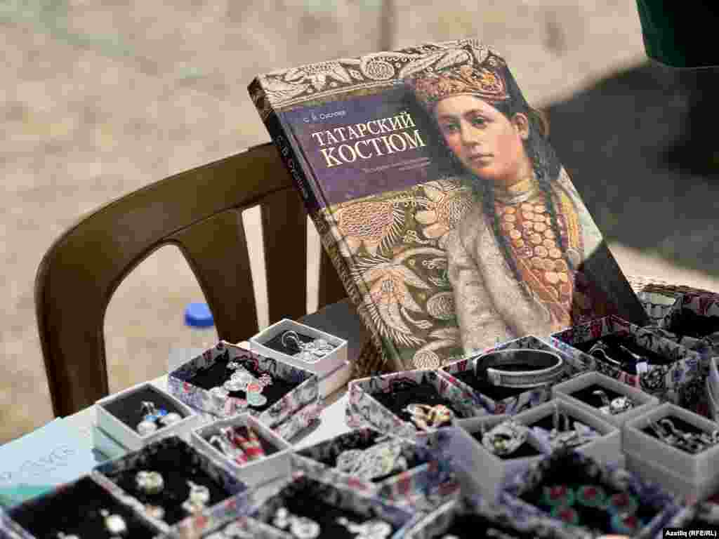 Яки көмештән ясалган алка, беләзекләр...