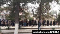 Aşabatdaky rus ilçihanasyna ses bermäge gelen ýaşaýjylar. 17-nji mart