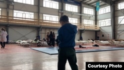 Деркөл айылындагы эвакуациялоо борборундагы адамдар. Орол облусу, 1-апрель, 2024-жыл.