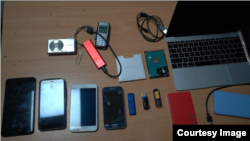 Активист Автандил Жоробековдун үйүнөн табылды делген буюмдар. ИИМ тараткан сүрөт. 8-декабрь, 2023