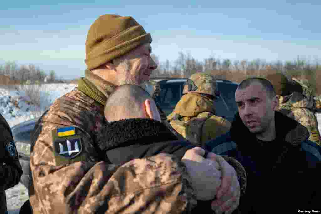 Обняти побратима, якого звільнили з полону... &laquo;Це другий великий обмін після тривалої перерви. І ми продовжуємо роботу та виконання задачі президента &ndash; повернути всіх&raquo;, &ndash; повідомив голова Офісу президента Андрій Єрмак