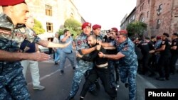 Ереванда Лачын коридиорун ачууну талап кылган акциянын катышуучусун полициячылар кармап баратат. Армения. 8-август, 2023-жыл.
