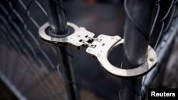 На фотографии изображены наручники.