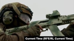 Український військовий вицілює безпілотник, фото ілюстративне