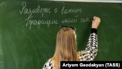 Яке аз мактабҳои миёна дар шаҳри Маскав. Акс аз соли 2022