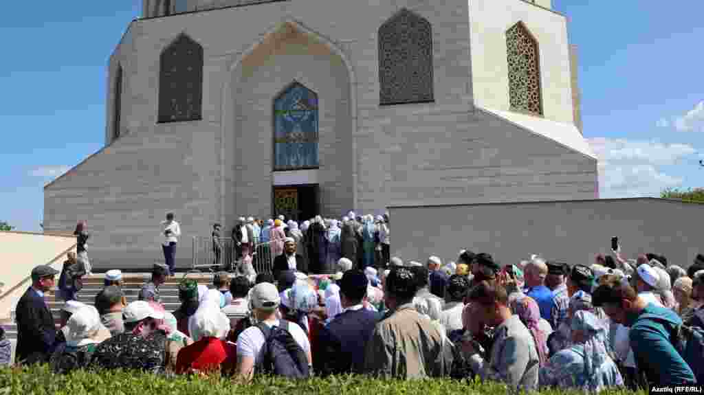 Мөхәммәт пәйгамбәр һәм аның сәхабәләре ядкарьләрен карарга теләүчеләрдән чират