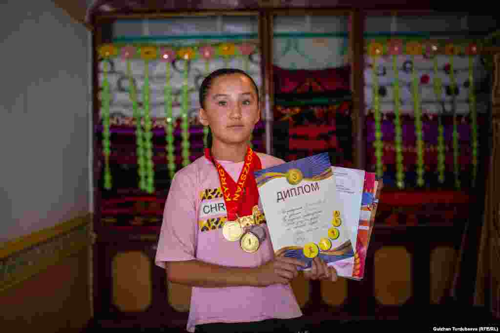 Асема күрөштөн ийгилик жараткан айылдагы биринчи кыз.&nbsp; &nbsp;