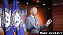 Лідер демократів у Палаті представників, Гакім Джеффріс спілкується із журналістами під час пресконференції, 16 травня, 2024 року