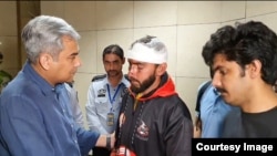 Пакистандын ички иштер министри Мохсин Накви Кыргызстандан учуп барган студенттерди Лахор аэропортунда тосуп алууда. Видеодон алынган кадр. 